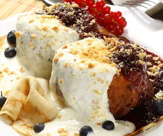 Papanasi cu smantana si dulceata fructe de padure