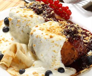 Papanasi cu smantana si dulceata fructe de padure