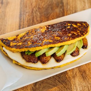 Cachapa con platano maduro y aguacate