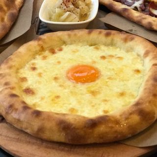 Pizza de queijo e ovos