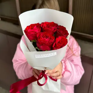 5 червоних троянд 