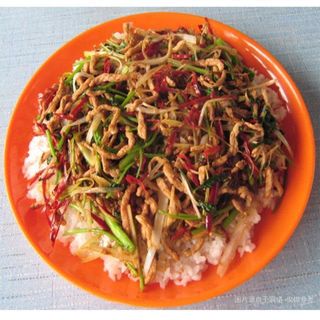 Pirinač sa svinjetinom i paprikom u sečuan sosu—G