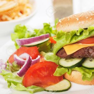 Hamburgesa y ensalada