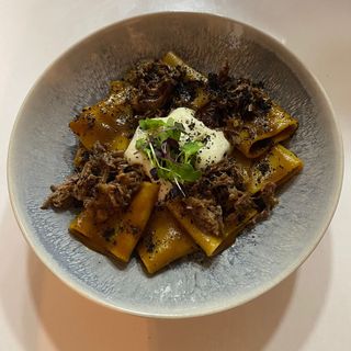 Paccheri con rabo de toro.
