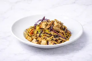 Wok s dimljenim tofuom i rezancima