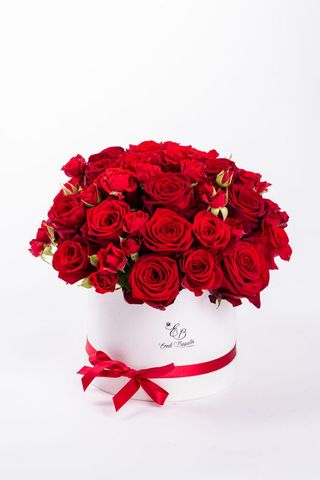 Elegante cappelliera di rose rosse  media