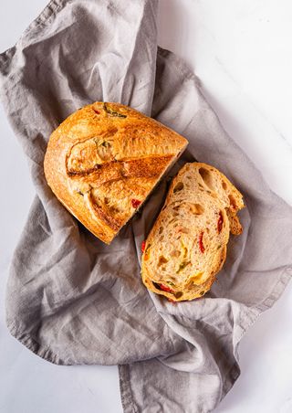 Средиземноморский хлеб с халапеньо