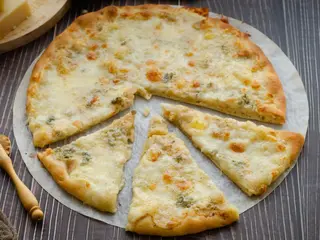 Pizza 4 Quesos (Mediana)