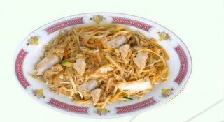 28. Tallarines Fritos Con Pollo