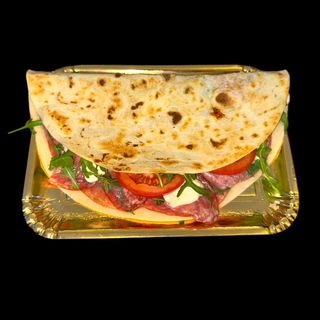 PIADINA: mozzarella, crudo, pomodori , rucola.
