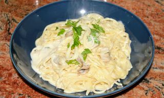 Спагети с пилешко и сметана