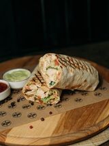 Рол в лаваші з куркою та туна-соусом