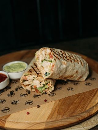 Рол в лаваші з куркою та туна-соусом