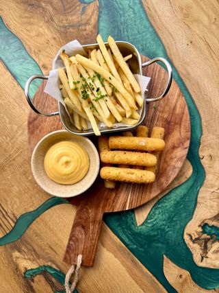 Mozzarella sticks și cartofi prăjiți