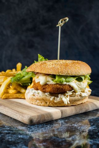 Burger XL de pui crispy cu cartofi prăjiți