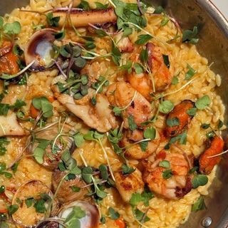 Orzo con mariscos en salsa bisque