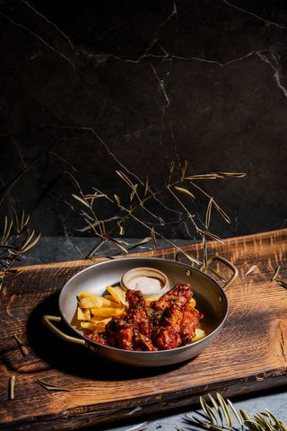 Aripioare glazurate BBQ, cu sos fin de trufe și cartofi crocanți