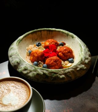 Кокосові сирники з ягодами