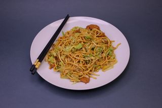 803. Pržene nudle sa junetinom i povrćem