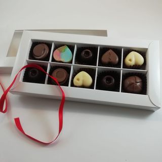 Cutie alba cu fereastra 10 praline asortate