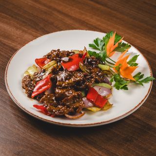 28. Junetina sa crvenim lukom i paprikom u sosu od ostriga