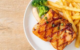 ქათმის სტეიკი ქარტოფილის ბალიშით და პარმეზანის სოუსით