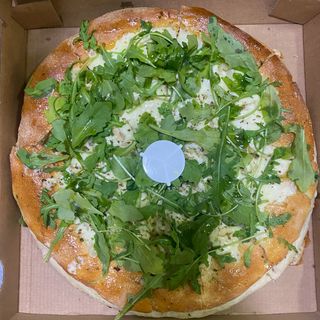 Pizza rúcula y parmesano 