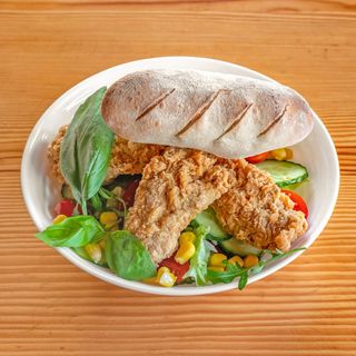 Sałatka z kurczakiem w chrupiącej panierce