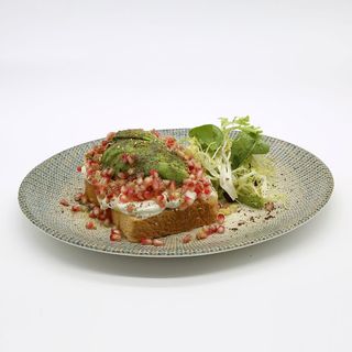 TOAST CU AVOCADO ȘI LABNEH