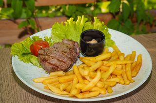 Biftek 280g i prilog