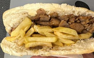 Panino kebab di pollo e patatine