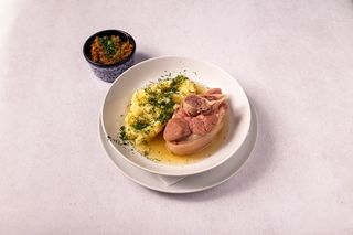 Gotowana golonka wieprzowa w wywarze warzywnym