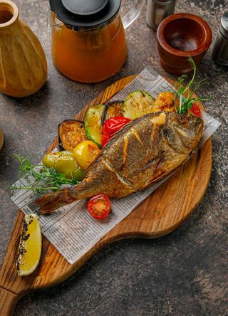 Дорадо на углях с сезонными овощами (450г)