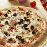 Pizza de atún con cebolla y olivas negras