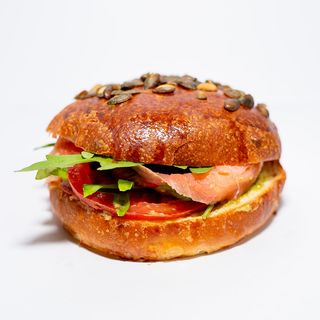 Brioche Salmón Y Guacamole