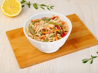 ვოკი ზღვის პროდუქტებით, ბოსტნეულით და Tom Yam-ის პასტით - 350 გრ