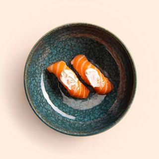 36. Nigiri de salmón con queso (2 uds.)