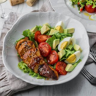 Salată mix cu pui și avocado