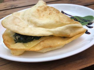 Crescentina De Espinacas Y Provolone