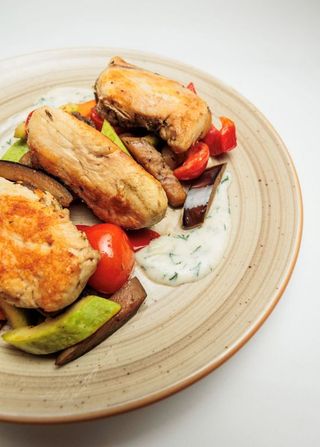 Pileći file sa povrćem