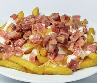 Patatas con cheddar y bacon