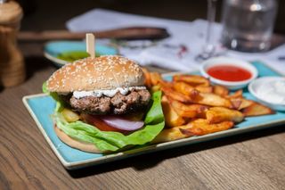 Burger de vită cu bacon crocant