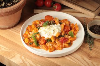 Gnocchi cu sos roșu și stracciatella