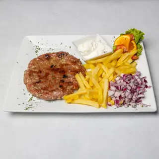 Pljeskavica sa svježim sirom i pomfrit