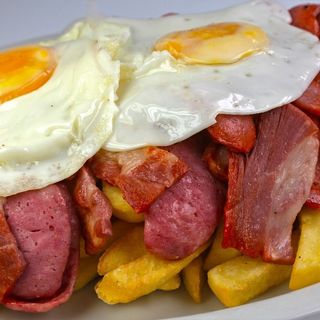 SALCHI-HUEVOS-PAPAS