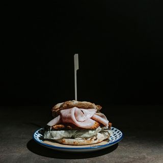 Puccia con cotoletta, insalata, prosciutto cotto, maionese