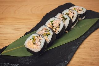 Futomaki spicy baked salmon with salad