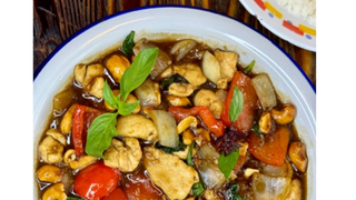 Kurczak z tajską bazylią i orzechami arachidowymi