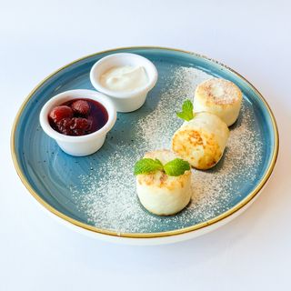 Сырники классические со сметаной и клубничным вареньем