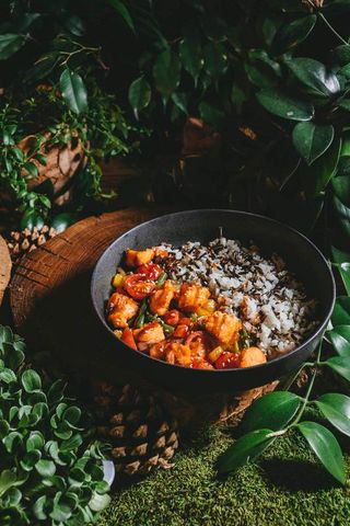 Форель под соусом терияки с овощами и двумя видами риса